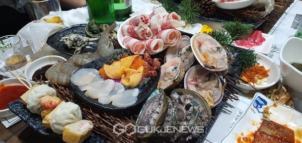 사진 = 닭 한 마리가 통째로 들어간 ‘육해공’ 샤부샤부가 숙회 다음으로 나온다.