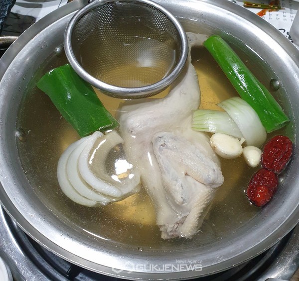 사진 = 샤부샤부의 핵심은 육수라며 차돌박이와 새우, 전복, 조개를 넣어 닭과 함께 우려내 육수를 만들었다.