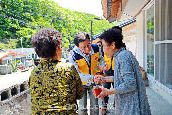 류태호 시장이 주민들에게 어린 단풍나무를 나눠주고 있다.(사진제공=태백시청)