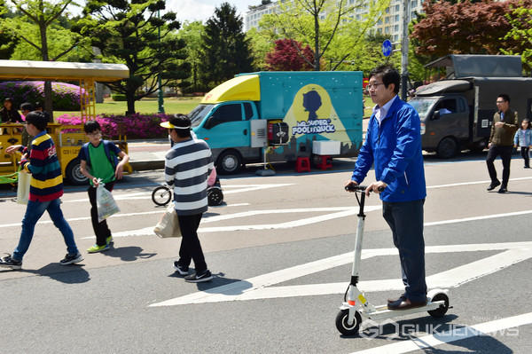 사진=염태영 수원시장이 차 없는 날 행사에서 전동킥보드를 타고 있다.