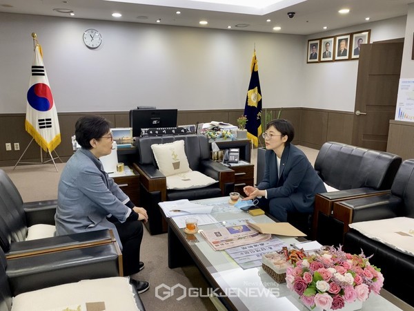 오현주 정의당 마포구 지역위원장과 이필례 마포구의장