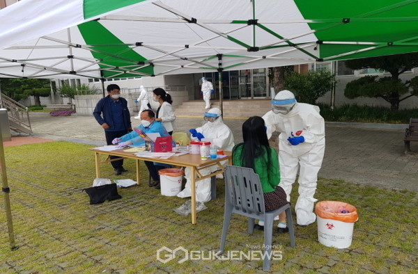 청도군보건소 관계자들이  고등학교 기숙사 내 코로나19 유입을 막기 위해 기숙사 입소 학생과 교직원 등을 대상으로 진단 검사를 하고 있다(사진=청도군)