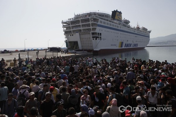 그리스 레스보스섬에서 본토로 이동하기 위해 선박 탑승을 기다리는 시리아 난민들 모습/제공=전해리 작가
