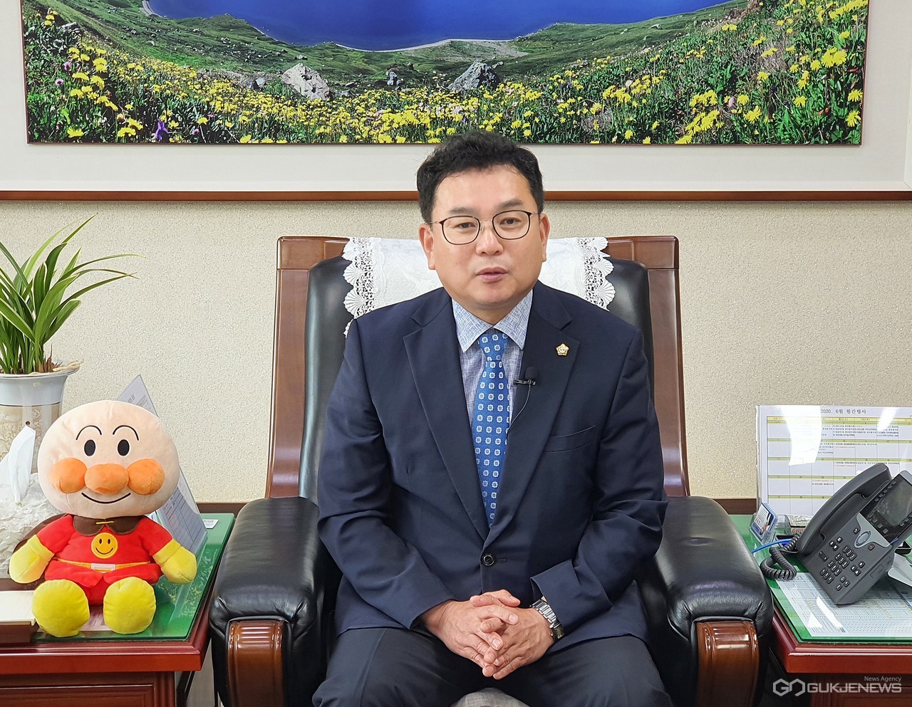 대전서구의회 김창관 의장이 2일 서구의회 의장실에서 인터뷰를 하고 있다./이규성 기자