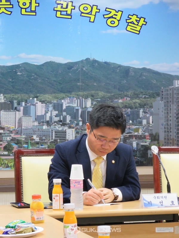 6월 3일(수) 지성호 국회의원이 서울 관악 경찰서를 방문하여 북한이탈주민 신변보호관들의 애로사항을 청취하고 있다.