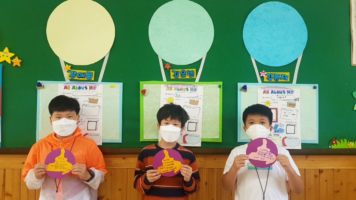 군북초등학교는 전교생이 각 교실에서 코로나19 극복을 위해 힘쓰는 의료진과 관계 종사자들의 헌신과 노고에 감사하는 뜻으로 ‘덕분에 챌린지’에 동참했다.