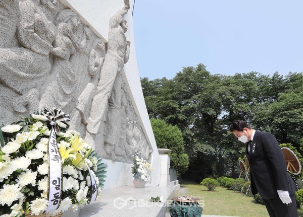 6일 백군기 시장이 용인중앙공원 현충탑에서 열린 현충일 추념식에 참석한 모습(사진=용인시)