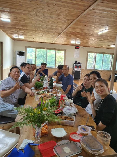사진=세종한방힐링센터의  주변 김두섭원장이 농사지은 야채와 함께  지인(환자?)들과 즐거운 점심을 즐기고 있다.
