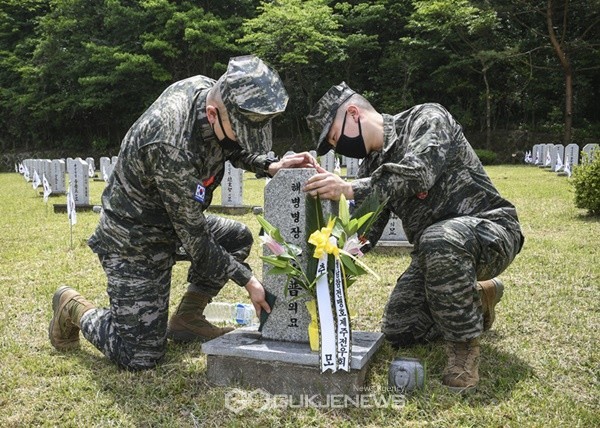 해병대 제9여단 장병들이 지난 6일 제주시 충혼묘지를찾아, 조국 수호를 위해 앞장서고 장렬히 산화하신 제주 3.4기 선배해병들의 묘비를 정비하고 있다.