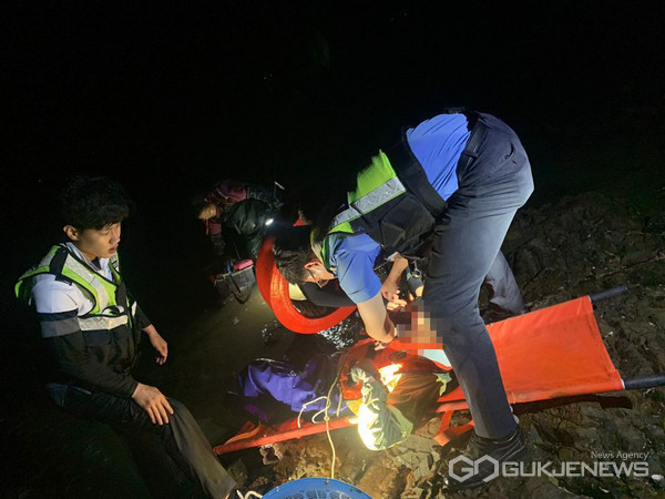 8일 갯벌 해루질 고립자를 구조해 들것으로 이송조치 중인 해양경찰. (사진 = 태안해경 제공)