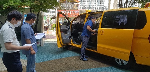 한국교통안전공단 서울본부가 관계부처와 합동으로 통학버스 안전점검을 수행하고 있다. 