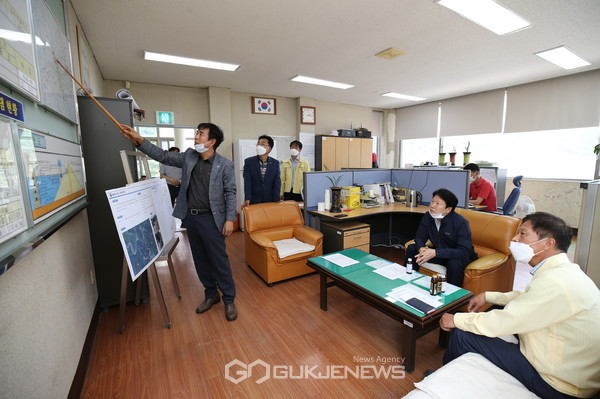 이병환 성주군수가 한국농어촌공사 성주칠곡지사 관계자에게 성주댐 운영현황에 대해 설명을 듣고 있다(사진=성주군)