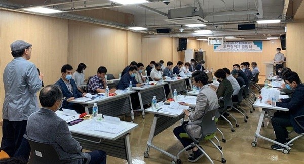 제주도 도시재생지원센터는 11일 제주 원도심 도시재생사업의 일환으로 가칭 제주광해문화제를 추진하기 위해 '관덕정 광장 주변 활성화 추진협의체를 출범했다.