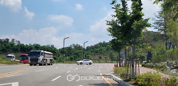 ▲ 교통신호기가 없는 화성남양뉴타운 LH9단지 앞 내리막 도로를 토석을 가득실은 대형 덤프트럭이 질주하고 있어 교통사고 위험에 노출돼 있다.(사진=김정기 기자)