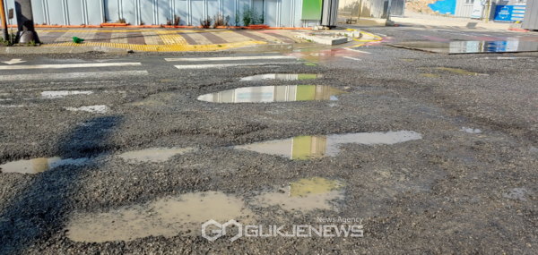 ▲ 화성남양뉴타운 B10BL 아파트건설공사 7공구 현장 앞 도로가 여기저기 움푹 파이는 등 심하게 파손돼 있다.(사진=김정기 기자)