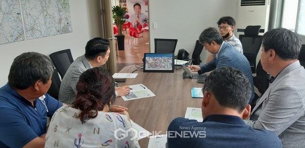 고령군 간부공웜원들이 스마트기기를 활용해 회의를 진행하고 있다(사진=고령군)