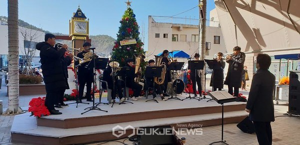 고령군 대가야시장 상설무대에서 시장 상인과 주민, 관광객을 위한 공연이 펼쳐지고 있다(사진은 기사와 무관함)(사진=고령군청 홈페이지 캡쳐)