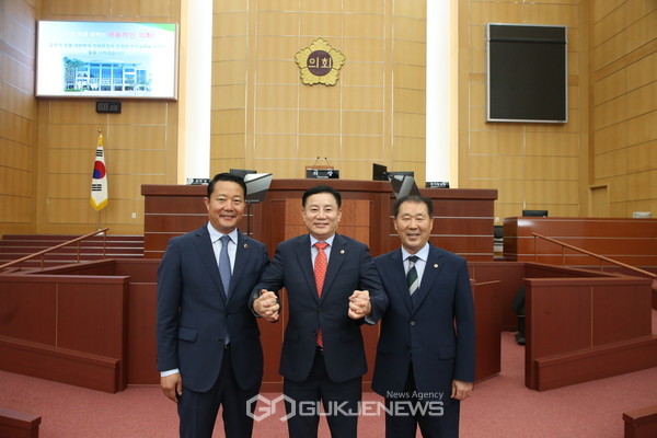 사진출처=전라북도의회&nbsp;제공&nbsp;[사진-왼쪽부터&nbsp;최영일&nbsp;1부의장,&nbsp;송지용&nbsp;의장,&nbsp;황영석&nbsp;2부의장]