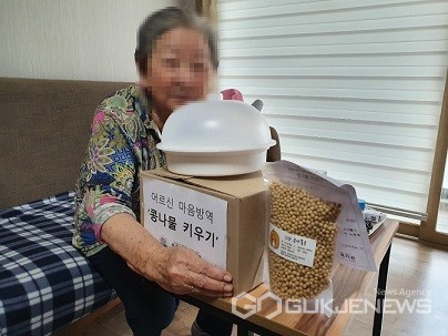 노인복지관 콩나물 키우기 키트 전달 모습(사진=충주시)