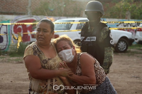 1일(현지시간) 총격 사건이 발생한 멕시코 과나후아토 주 이라푸아토에 있는 마약 재활 센터 밖에서 여성들이 눈물을 흘리고 있다. (로이터/국제뉴스)