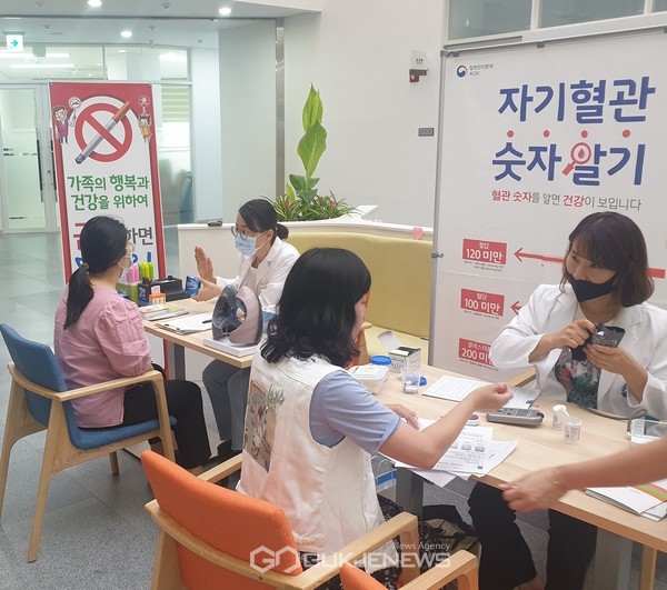 영덕군이 금연, 심뇌혈관질환 예방 홍보 캠페인을 벌이고 있다