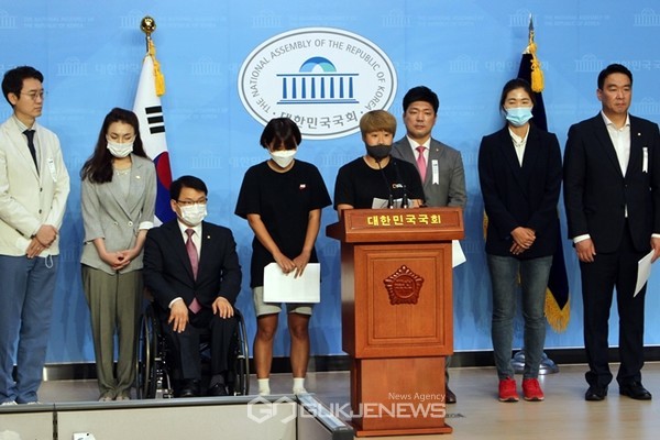 이용 미래통합당 의원이 6일 오전 국회 소통관에서 고 최숙현 선수 사건 관련해 추가 피해자들과 함께 기자회견을 하고 있다.