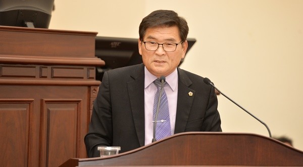 제주도의회 교육위원회 전 위원장 강시백 의원이 헌법재판소에 가짜 의견서를 제출해 파장이 커지고 있다.