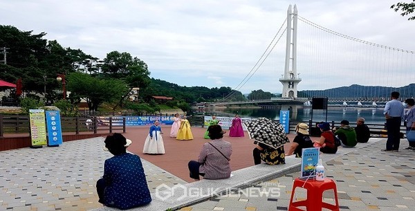 예당호 출렁다리 문화광장 공연 모습