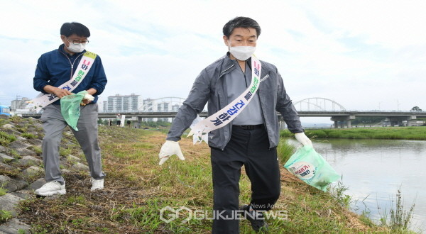 장욱현 영주시장이 쓰레기를 담으며 걷기 캠페인에 참여하고 있다.