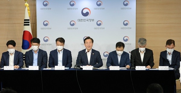 성윤모 산업통상자원부 장관이 8일 서울 용산구 국방부 대회의실에서 ‘소재·부품·장비 2.0 전략’을 발표하고 있다.