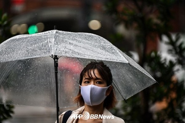 도쿄에서 마스크를 쓴 여자. ⓒAFPBBNews