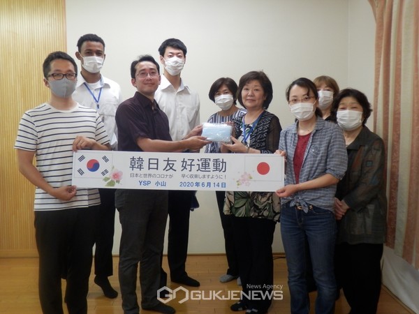 마스크를 전달받은 토치기현 NGO활동가들이 한국에 감사의 뜻을 전하고 있다(토치기현 오야마시)