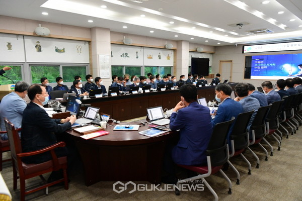 지난 13일 고령군청 우륵실에서 군수 및 간부 임원들이 참석한 가운데 열린 '스마트 도시계획 수립용역 보고회' 모습(사진=고령군)