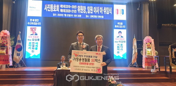 이강하 ㈜아스코 대표이사(왼쪽)가 곽용환 고령군수에게 지역 취약계층 아동가정에 전해 달라며 500만원 상당의 가정용생활물품을 전달하고 있다(사진=고령군)