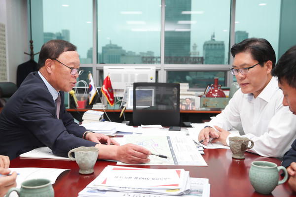 (사진제공=가평군)국회를 방문한 김성기 가평군수는 국토교통위원회 송석준 의원을 만나 제2경춘국도 사업의 경기도 노선안을 설명하고 있다
