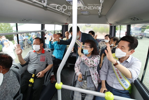이강덕 포항시장이 12년 만에 포항시내버스 노선이 개편된 첫날, 주민과 함께 연일읍 인주리에서 대송면까지 가는 마을버스에 탑승하고 있다. (사진=포항시)