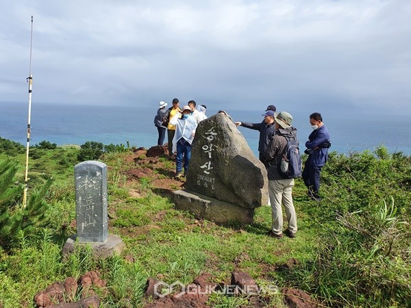 제주도는 송악산 정상부 송이층 식생회복이 더디게 진행되고 있어 출입제한 시행기간을 1년 더 연장했다.