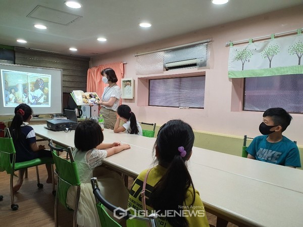 상반기 마을이학교다 ‘그림책과 함께 하는 쿠키플레이’ 수업을 진행하고 있다