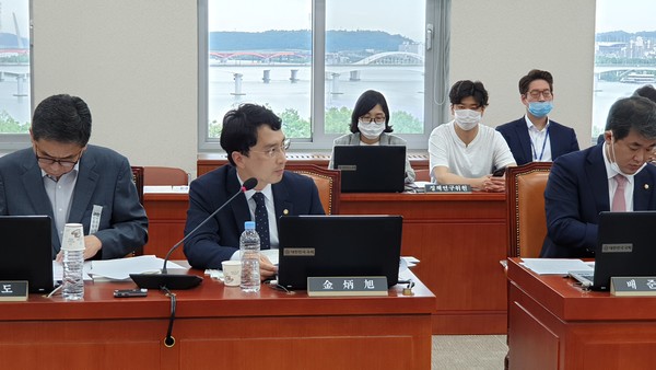  통합당 김병욱 의원이 28일 국회교육위원회 교육부&nbsp;업무&nbsp;보고에서 '포항이 연구중심 의과대학 설립 최적지'라고 강조하고 있다. 