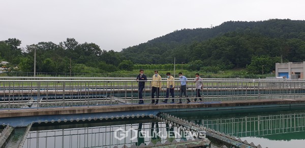 지난 20~22일까지 고령군은 한국수자원공사와 함께 정수장, 배수지 등 상수도 시설물에 대한 특별 점검을 펼쳤다. 점검 결과 수돗물은 안전한 것으로 나타났다(사진=고령군)