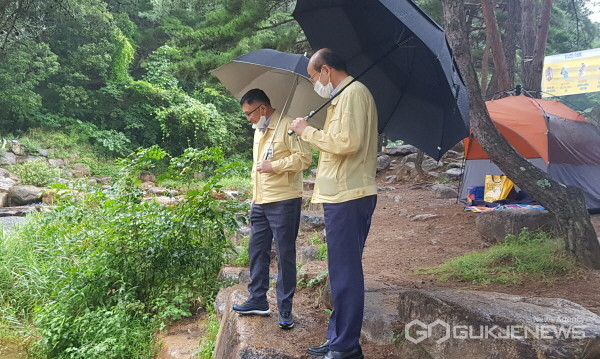 (사진제공=창녕군)  6일 안태명 창녕부군수(오른쪽)는 옥천계곡을 방문해 물놀이 안전 점검을 하고 있다.