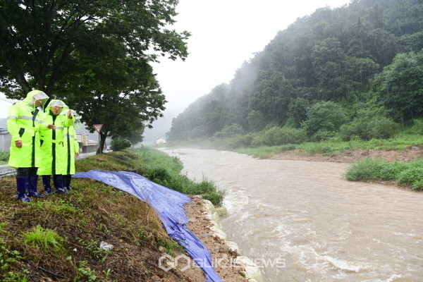 고령군 지역에 호우주의보가 내려진 8일 오전 곽용환 군수와 정의용 국회의원이 대가야읍 저전리 내곡천을 점검하고 있다(사진=고령군)