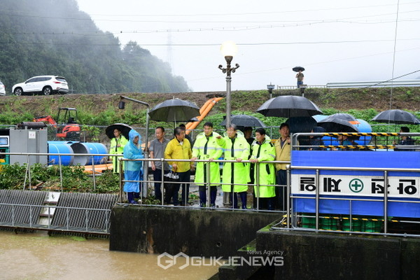 고령군 지역에 호우주의보가 내려진 8일 오전 곽용환 군수(앞줄 오른쪽에서 두번째)와 정의용 국회의원(앞줄 오른쪽에서 세번째)이 호우 피해 예방을 위해 개진면 신안배수장을 점검하고 있다(사진=고령군)