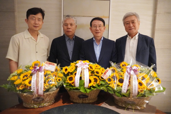 선플재단 민병철 이사장이 화훼농가 돕기 챌린지를 통해 화환을 전달하고 있다.(사진 왼쪽부터 정인재, 이희길, 민병철, 소진세 회장) 사진=선플재단