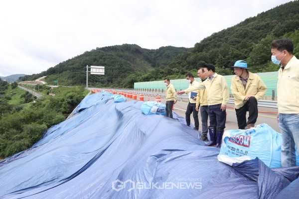 이병환 성주군수(가운데)가 비 피해 예방을 위해 군 관계자와 함께 군민 안전과  피해 최소화를 위해 순찰하며 군민 안전과 피해 최소화를 위해 관내 재해위험 시설을 둘러보고 있다(사진=성주군)