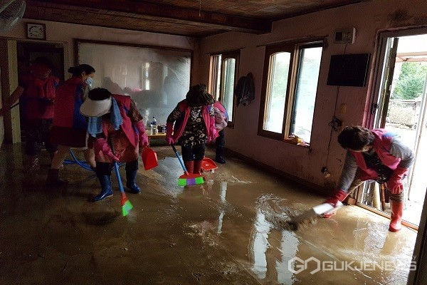 한국생활개선영동군연합회 회원들이 10일 수해를 입은 양산면 송호리에서 수해복구에 참여하고 있다.(사진제공=영동군청)