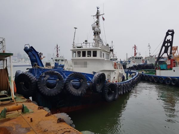 해상 기름유출 도주선박 모습<사진=동해해경 제공>