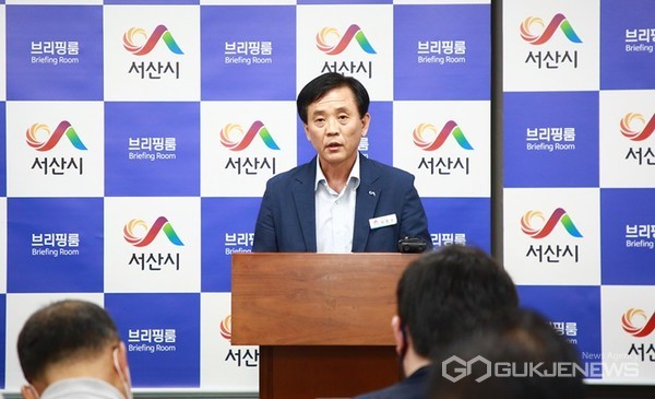 충남 서산시가 12일 오전 시청 브리핑룸에서 가진 도시과 정례브리핑을 통해 서산 수석지구 도시개발사업(이하 사업) 추진현황 및 향후 추진계획에 대해 설명했다. 정례브리핑 중인 이준우 도시과장. 