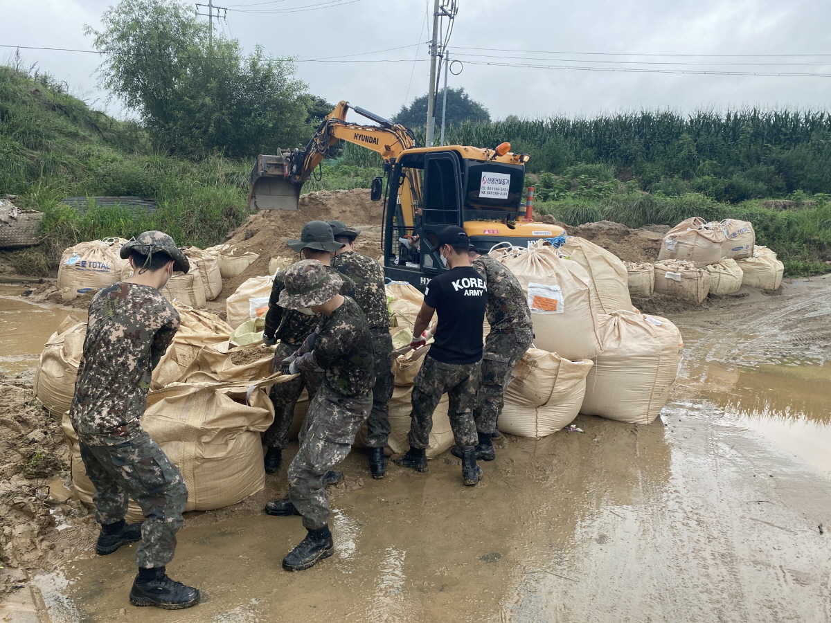 육군군수사령부 장병들이 11일 천안 서북구의 한 마을을 찾아 대민지원 활동을 펼치고 있다.