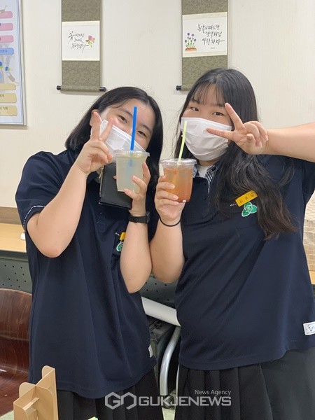 ‘행복 Cafe’카페를 통한 수익금 전액은 지역사회 기관에 기부할 예정이다.